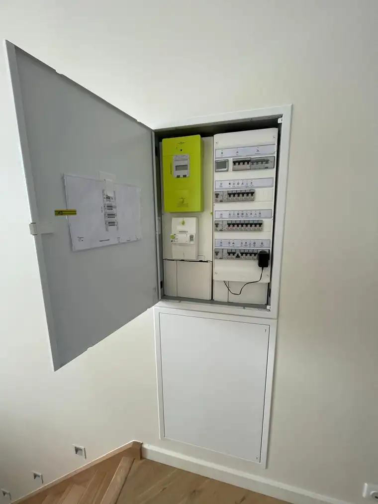 Tableau électrique neuf encastré, câblage soigné et raccordement Linky