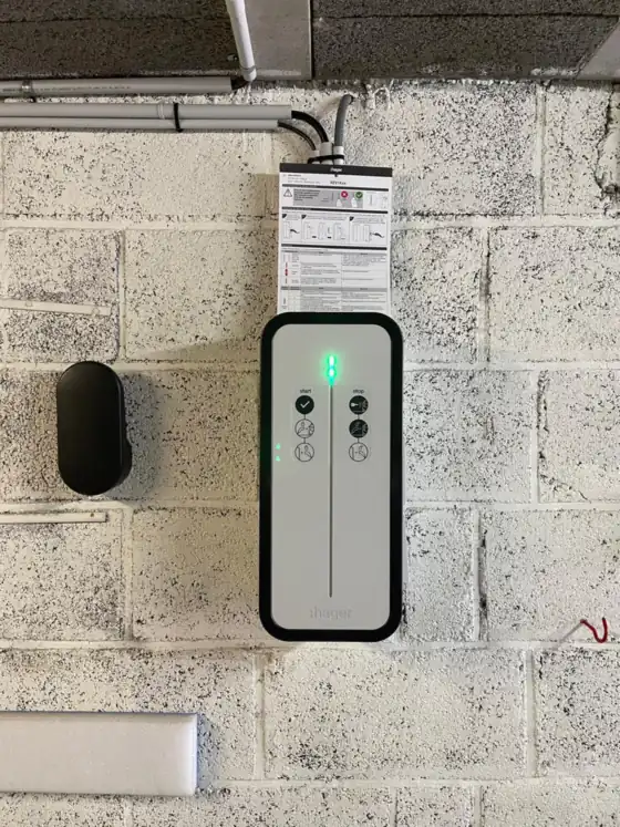 Borne de recharge Hager posée dans un garage