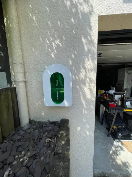 Borne de recharge Schneider EVlink posée en façade
