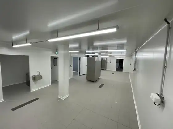 Éclairage d'un laboratoire professionnel en éclairage LED